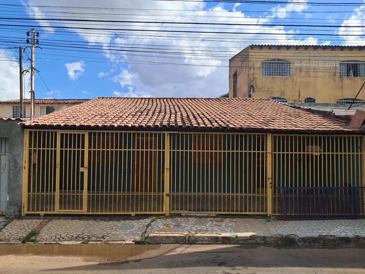 Vendo Casa em lote comercial na QSF 8 PISTÃO SUL