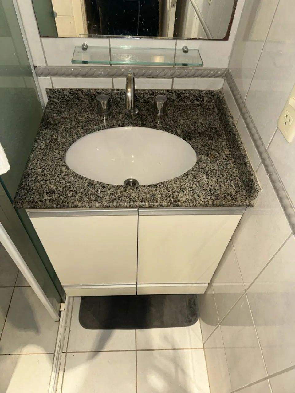 Armário de Banheiro Branco com bancada em granito