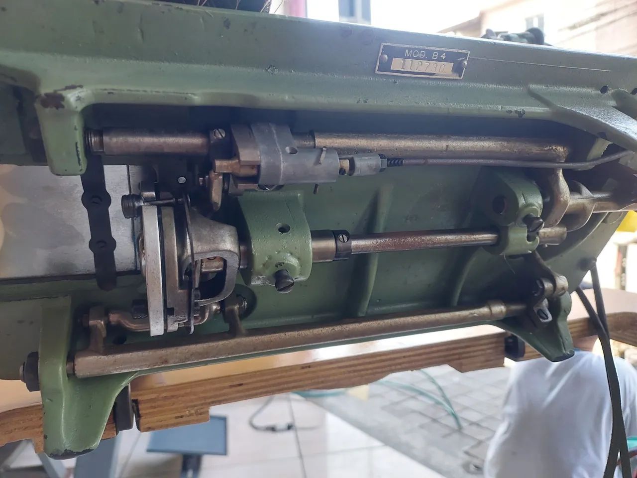 Máquina de costura elgin relíquia funcionando 100% a correia ainda  - Foto 3