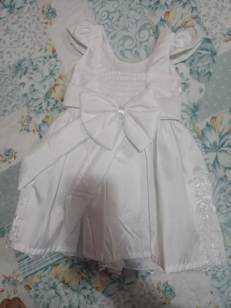 Vestido de Festa Infantil Branco com Detalhes em pérola e em Renda Tam 1 ano - Foto 5