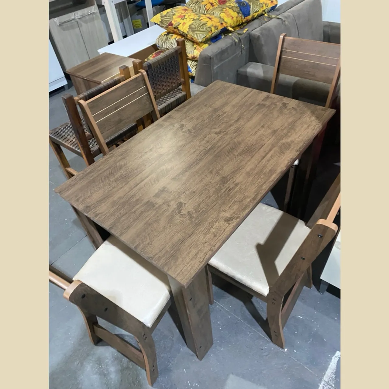 Mesa com 4 cadeiras - entrego hoje 