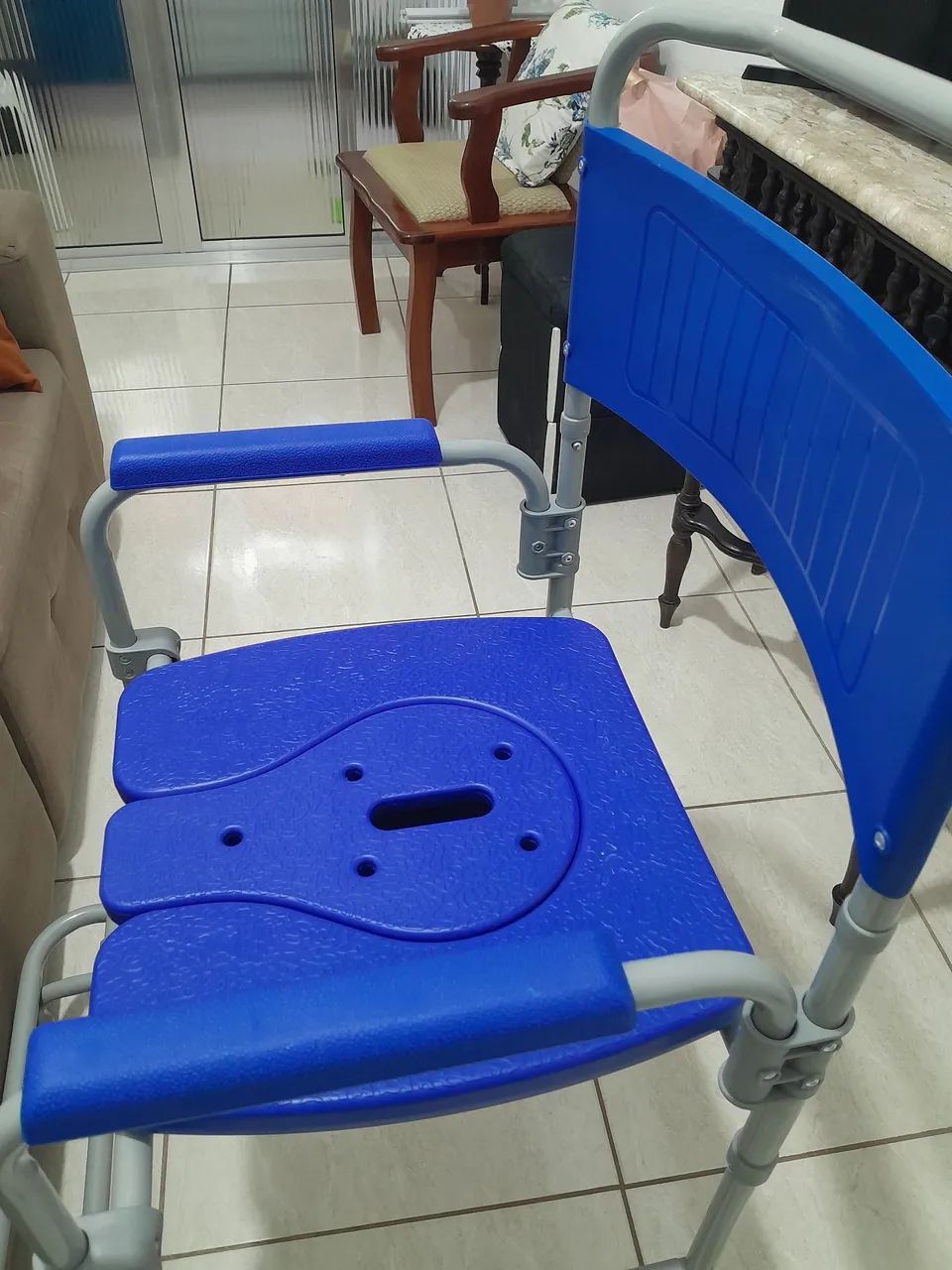 Cadeira de Banho com Rodas - Ideal para Idosos e Pessoas com Mobilidade Reduzida - Foto 3