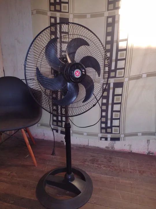 Ventilador de Pé Preto - Foto 2
