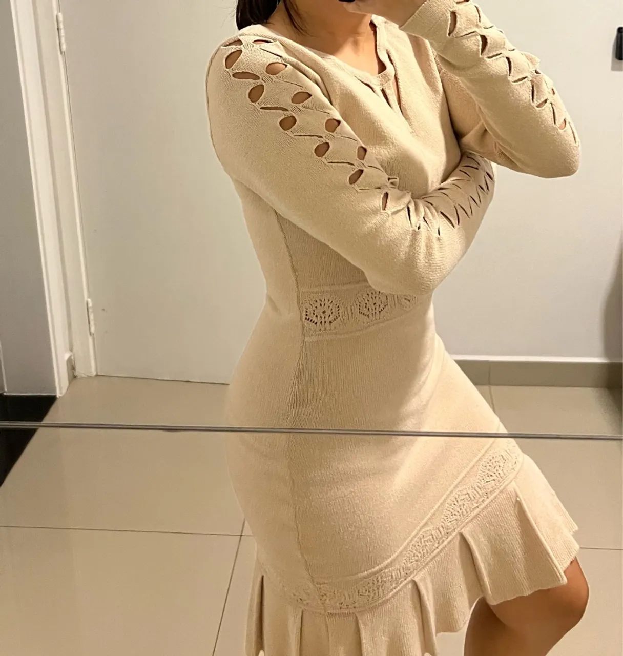 Vestido de tricô bege com detalhes em renda - Foto 2