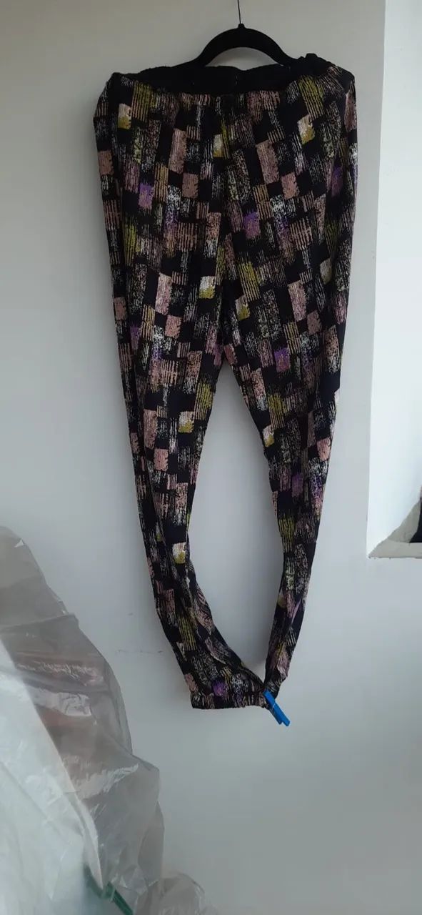 Calça fluida preta Atmosfera, com detalhes coloridos - Foto 3