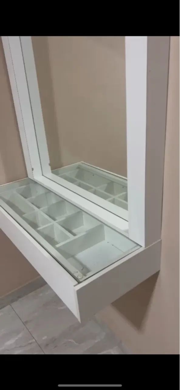 Penteadeira com Espelho e Gavetas