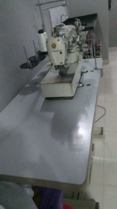 Galoneira Singer, semi nova. - Foto 4