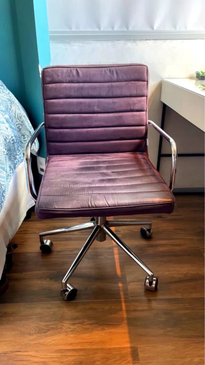 Cadeira de escritório giratória em veludo roxo - Confortável e estilosa! - Foto 3