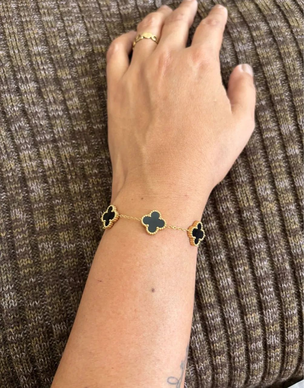 Pulseira trevo no aço dourado 
