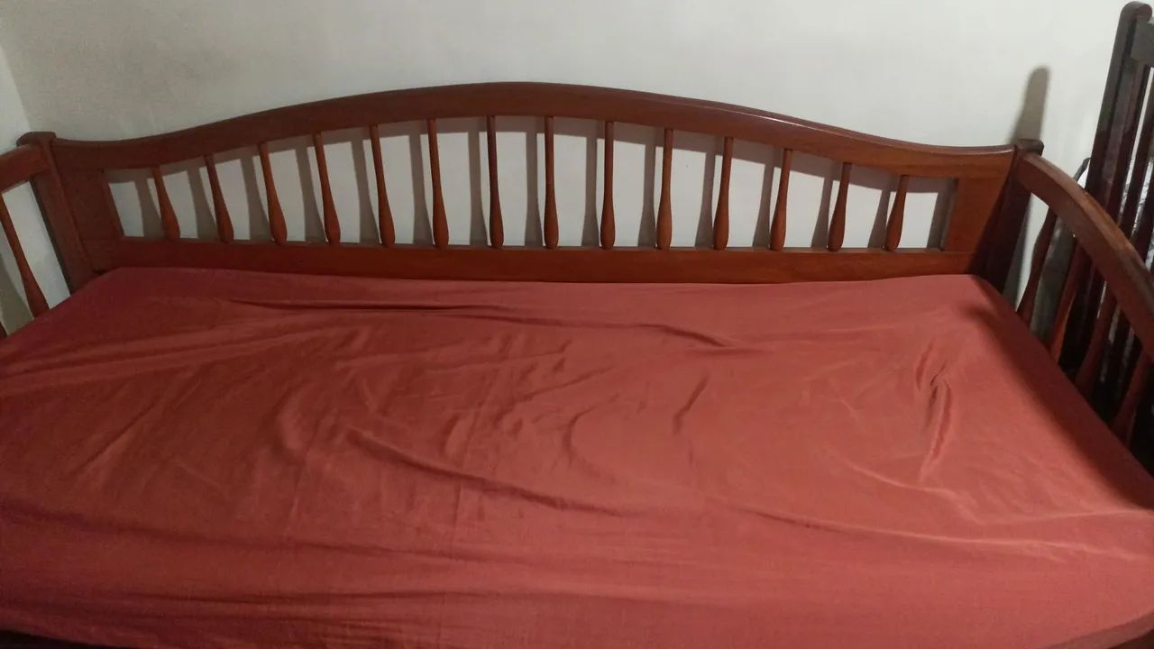 Bicama em madeira maciça com três gavetas 