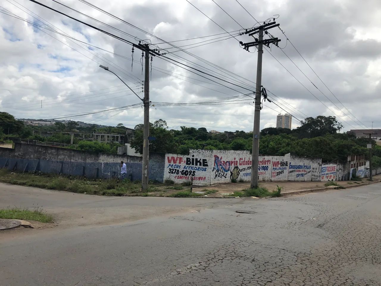 ÁREA NA AVENIDA ANHANGUERA DE ESQUINA E COM 3 FRENTES