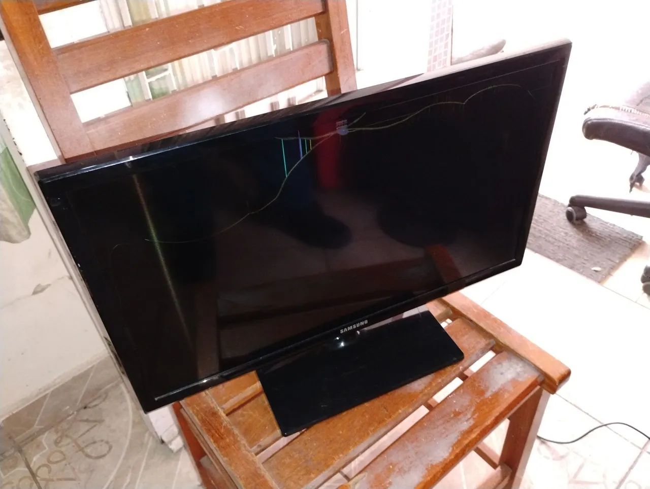 TV LED Samsung 24 Polegadas Modelo LT24D310 Tela trincada ligando 