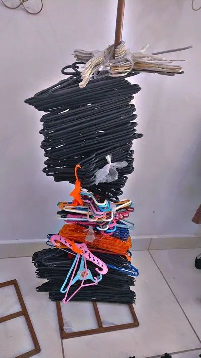 Cabides de plástico - Diversos tamanhos 193 unidades 120 reais á vista no dinheiro  - Foto 3