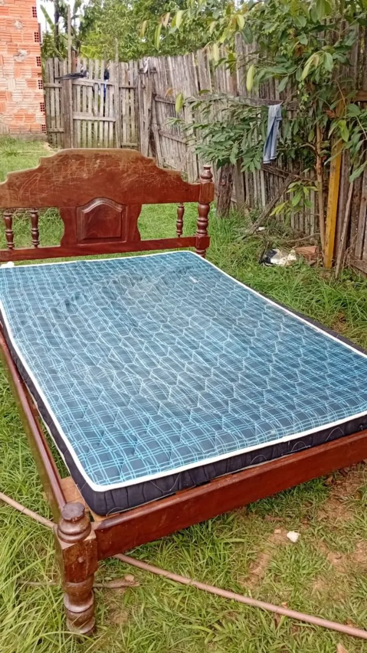 Cama de madeira com colchão