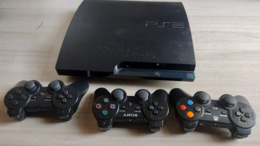 Playstation 3 com três controles, mais cabo de força e HDMI
