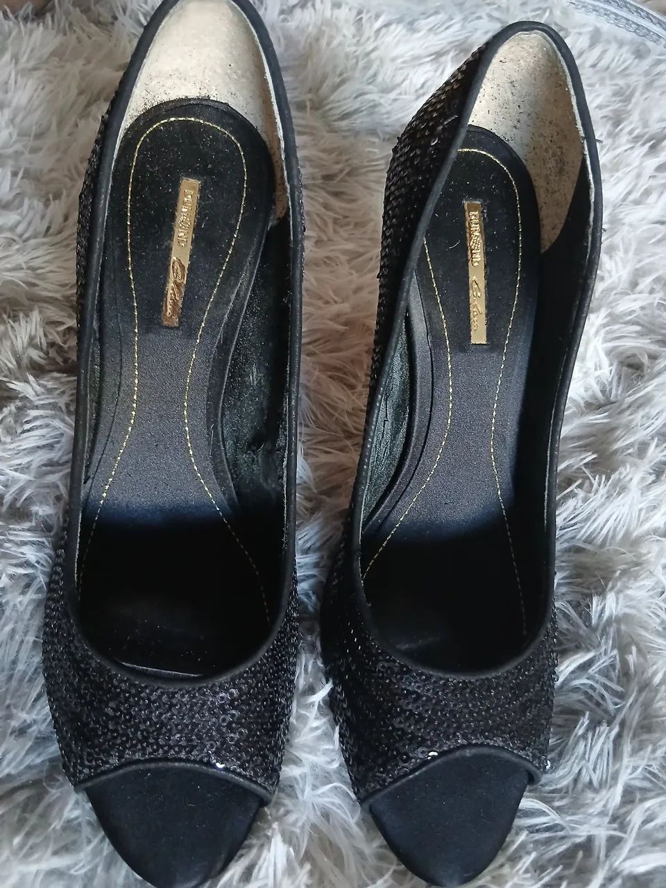 Scarpin de paetês preto com salto dourado - Foto 5