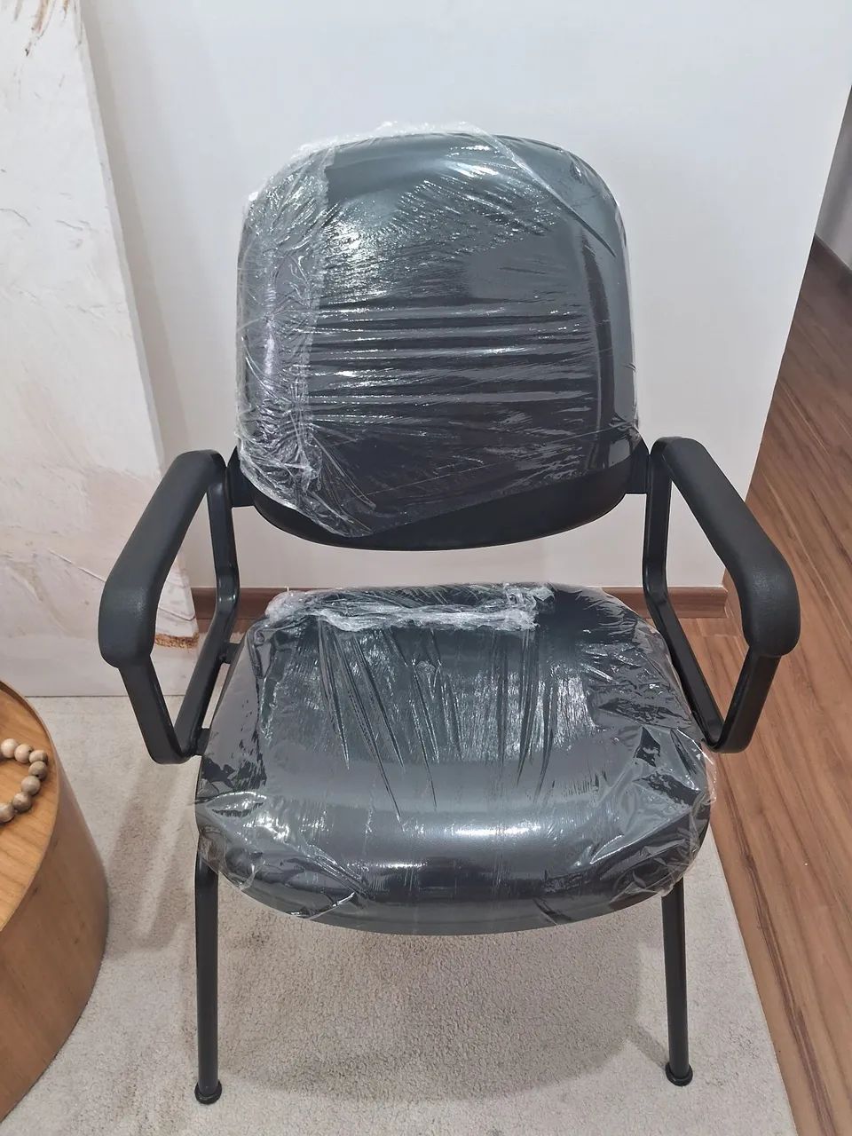 Cadeira de Escritório - **NOVA, PRATICAMENTE SEM USO