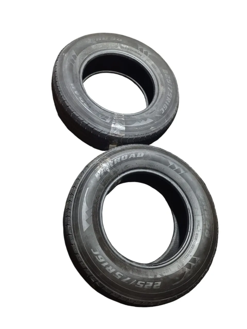 Par Pneu 225/75R16C 36 USADO
