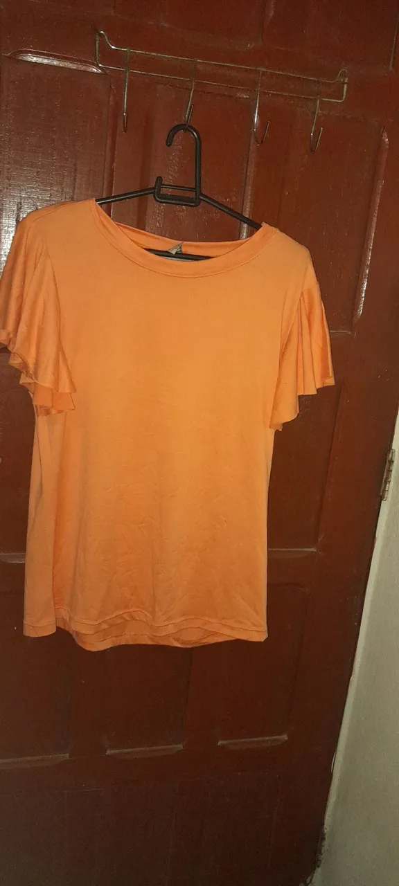 Camiseta laranja com mangas de babado