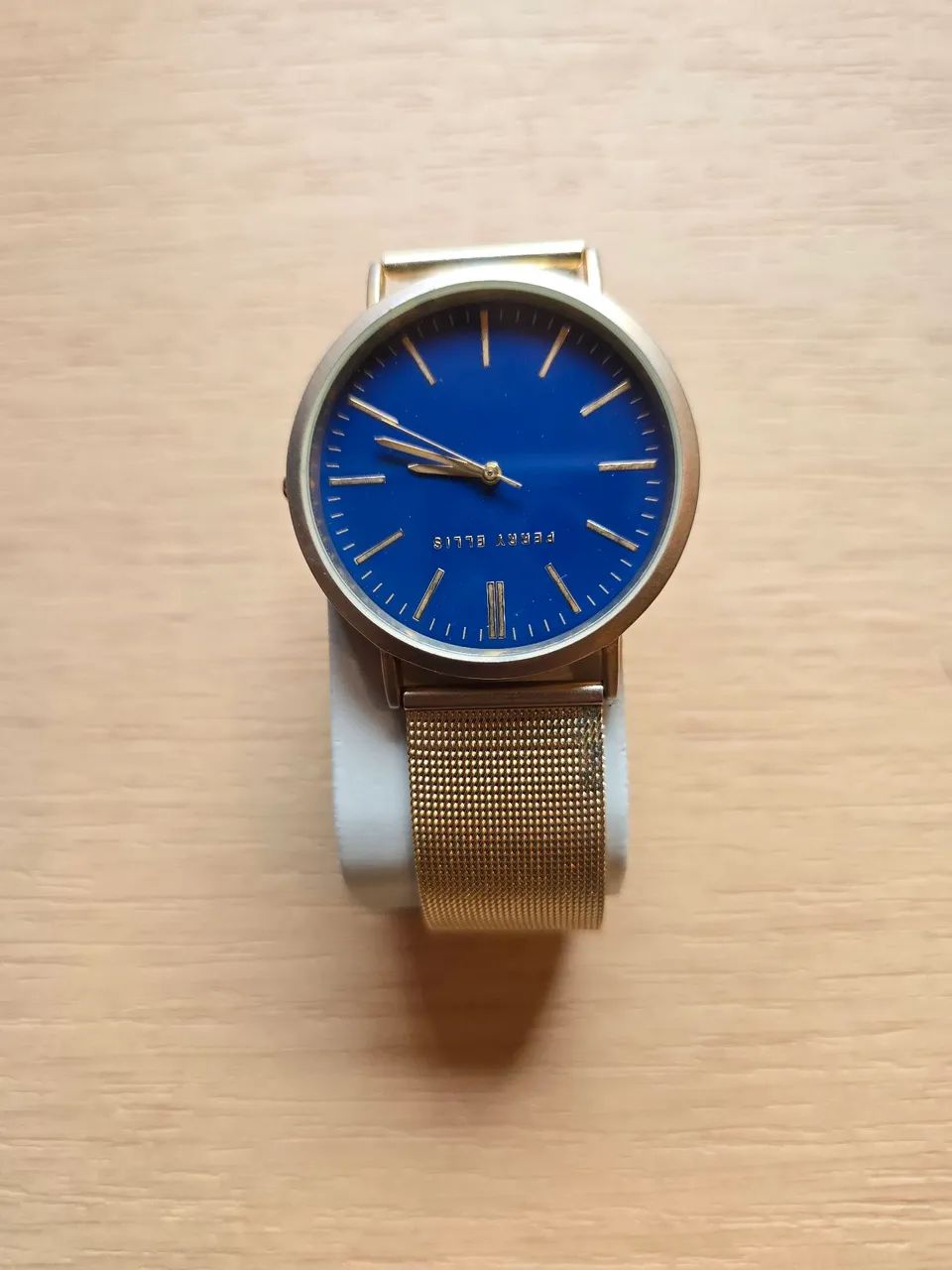 Relógio Perry Ellis dourado com pulseira de malha