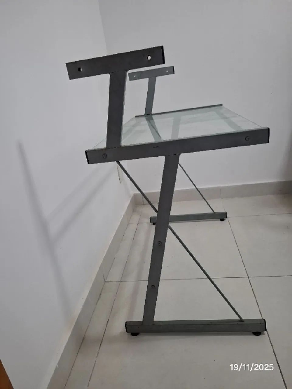 Mesa de trabalho em ferro e vidro - Foto 2