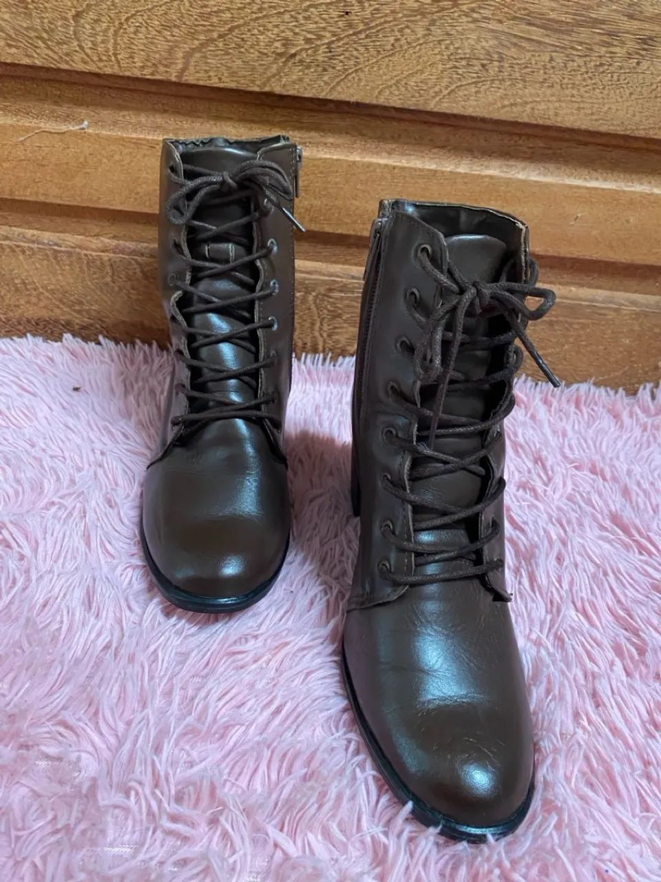 Bota Feminina de Couro Marrom com Cadarço - Elegância e Conforto - Foto 5