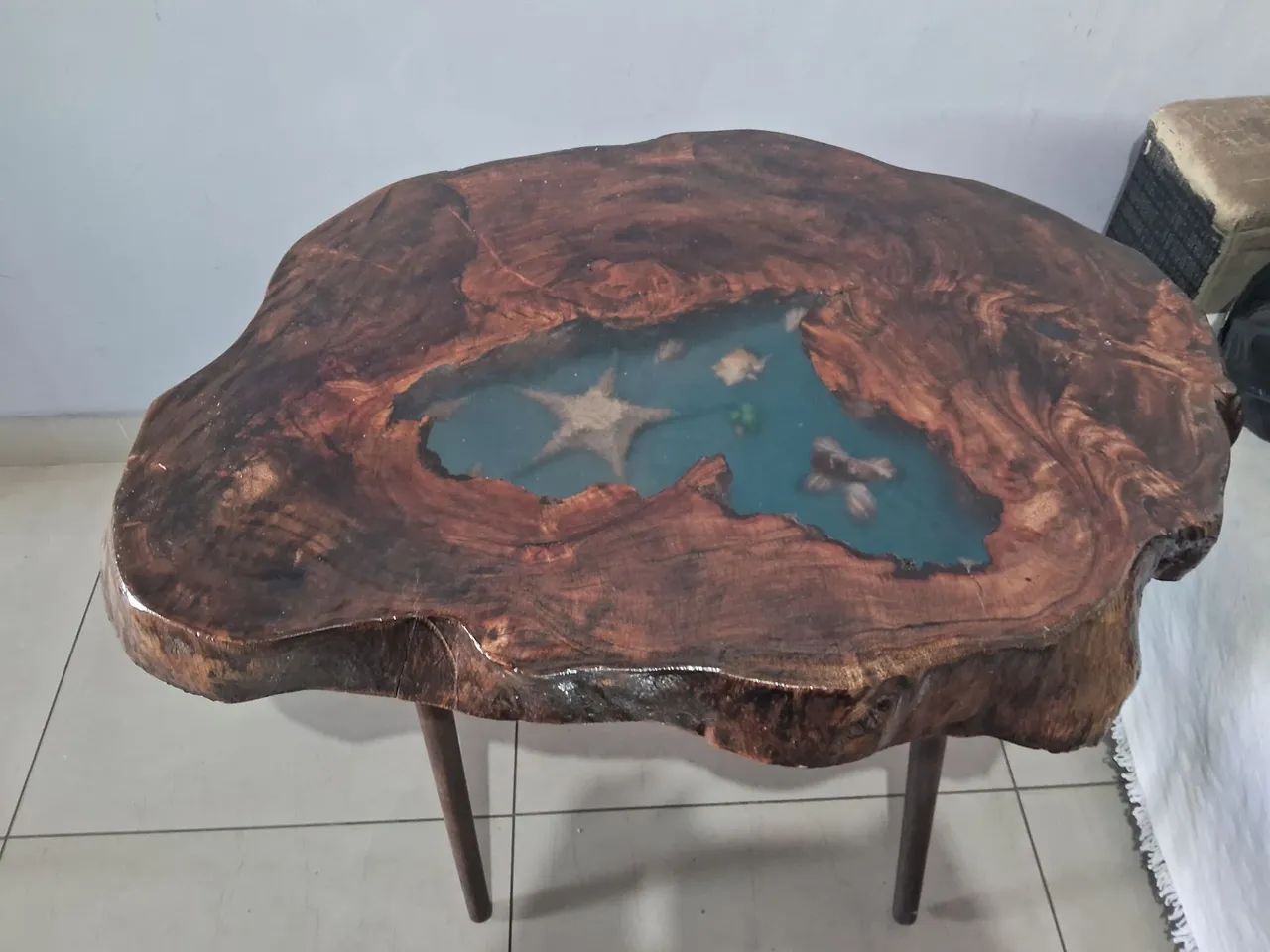 Mesa de centro em madeira com resina epóxi - Foto 2