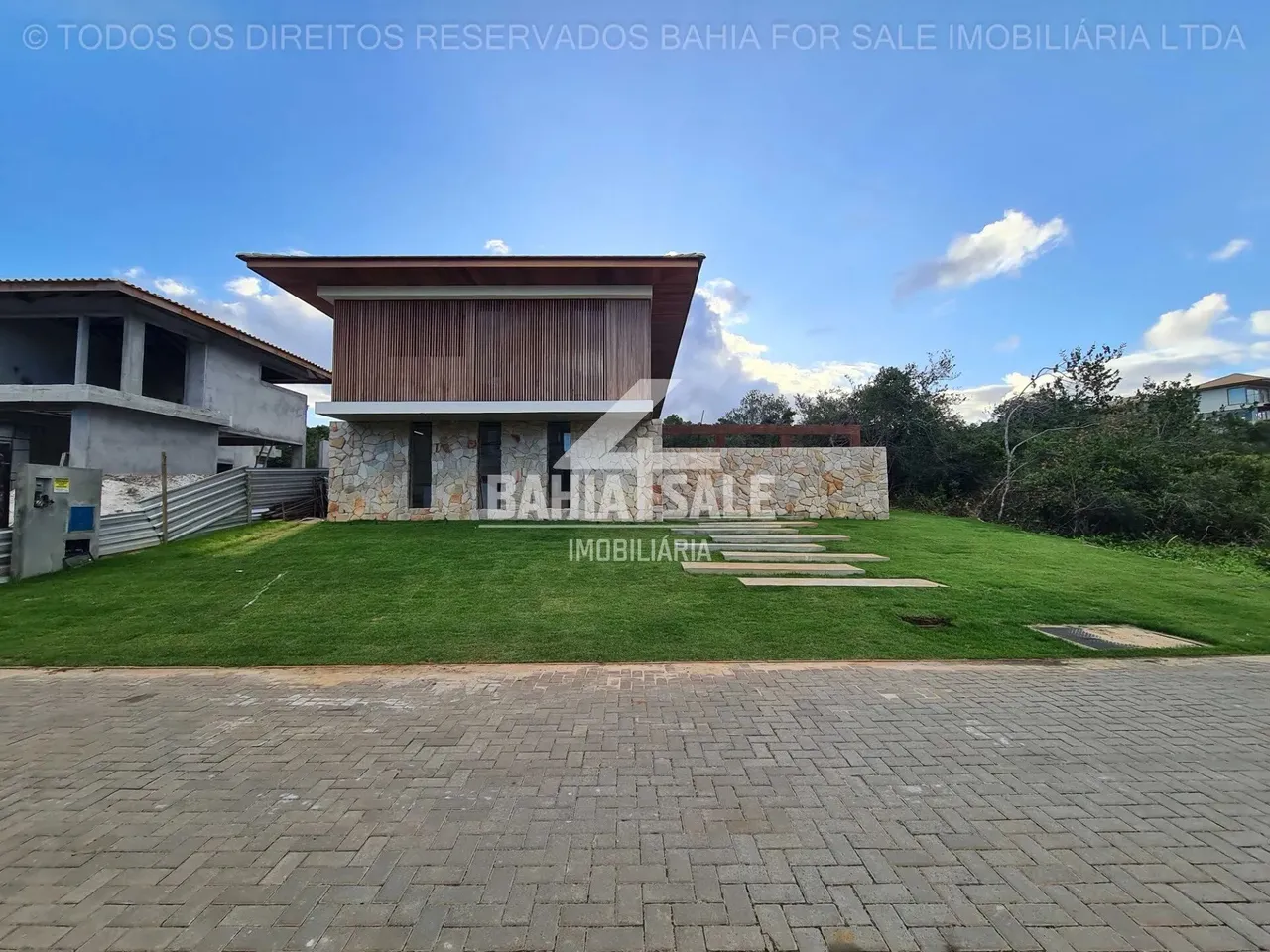 Praia do Forte: Casa de Luxo com 7 Suítes, Móveis Planejados e Piscina. Condomínio com Ace