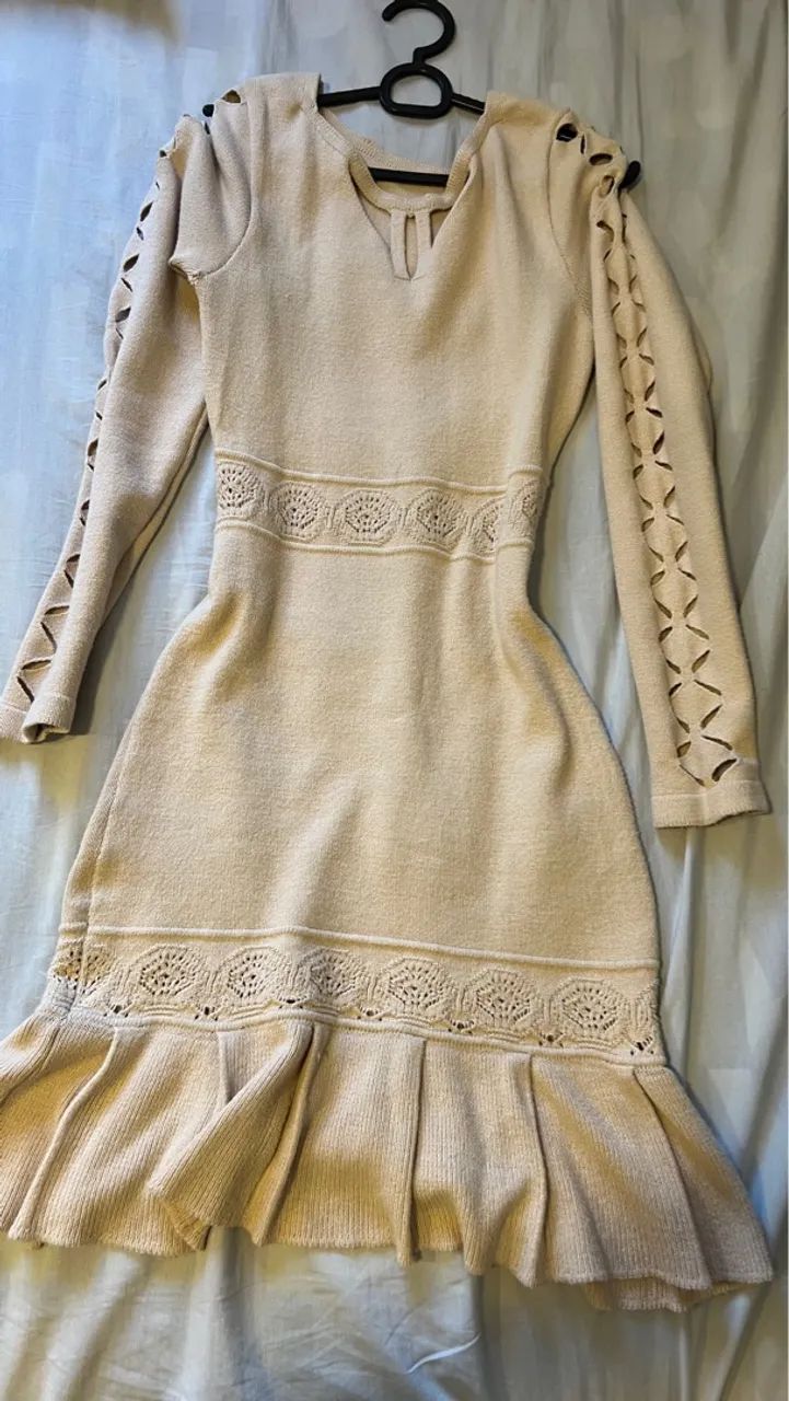 Vestido de tricô bege com detalhes em renda - Foto 3