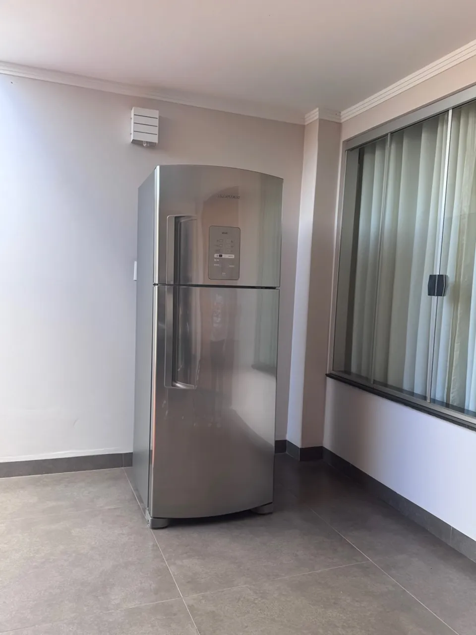 Geladeira Brastemp cinza semi-nova