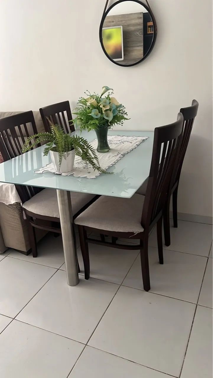 MESA COM 4 CADEIRAS - VIDRO 