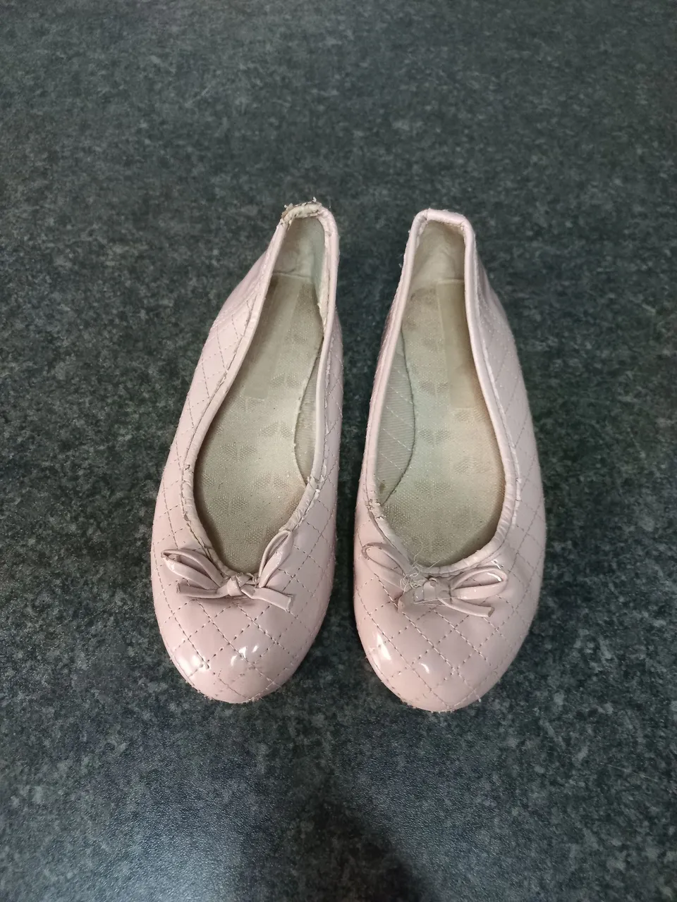 Sapatilhas infantil menina rosa com detalhes em matelassê