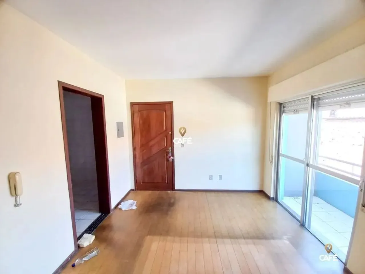 Apartamento De 2 Dormitórios, Sala de Estar com Sacada, Banheiro Social, Cozinha