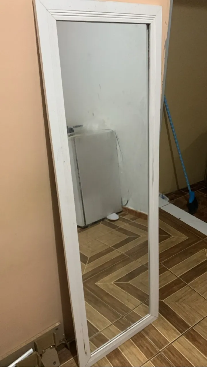 Espelho de corpo inteiro com moldura branca