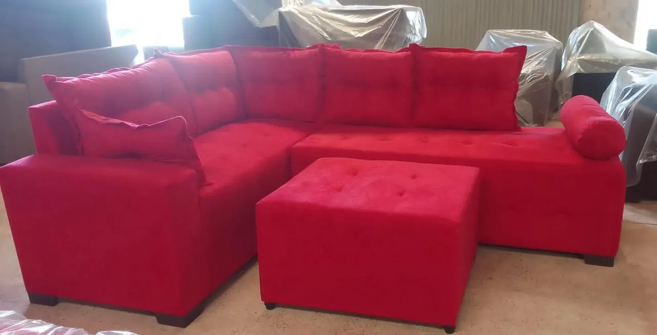 Sofá de canto vermelho com puff na promoção