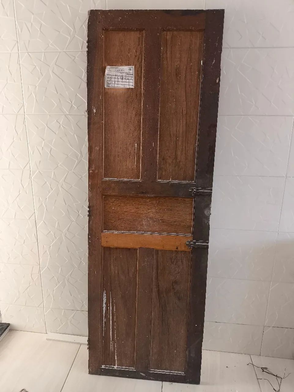 Porta e janelas de madeira maciça  para segurança residencial