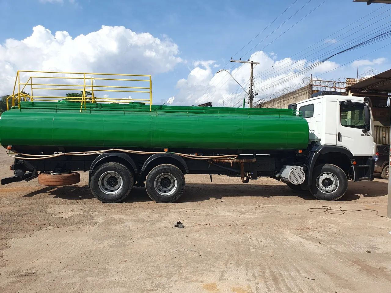 caminhão constelation 31320 pipa - Foto 4