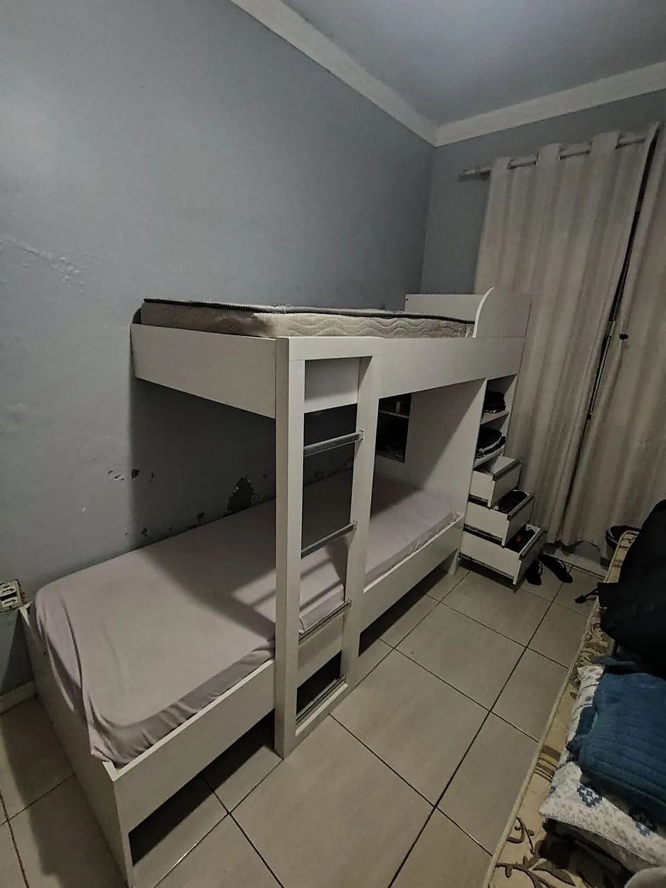 Beliche branca com escada e gavetas