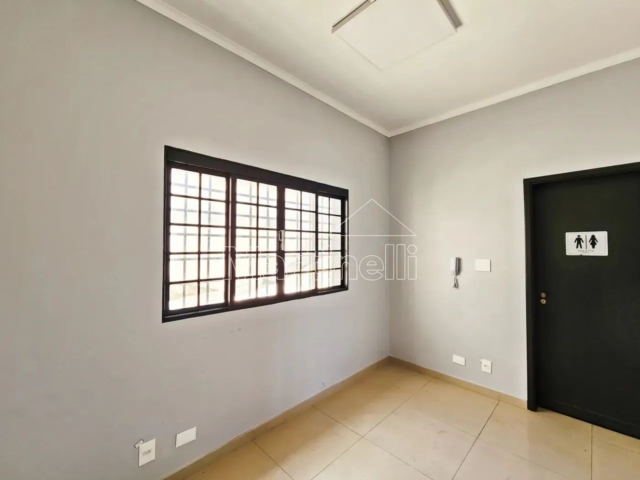 Sala comercial de 21m²de área útil para locação no Edifício Vitória Carolina, próximo à Av