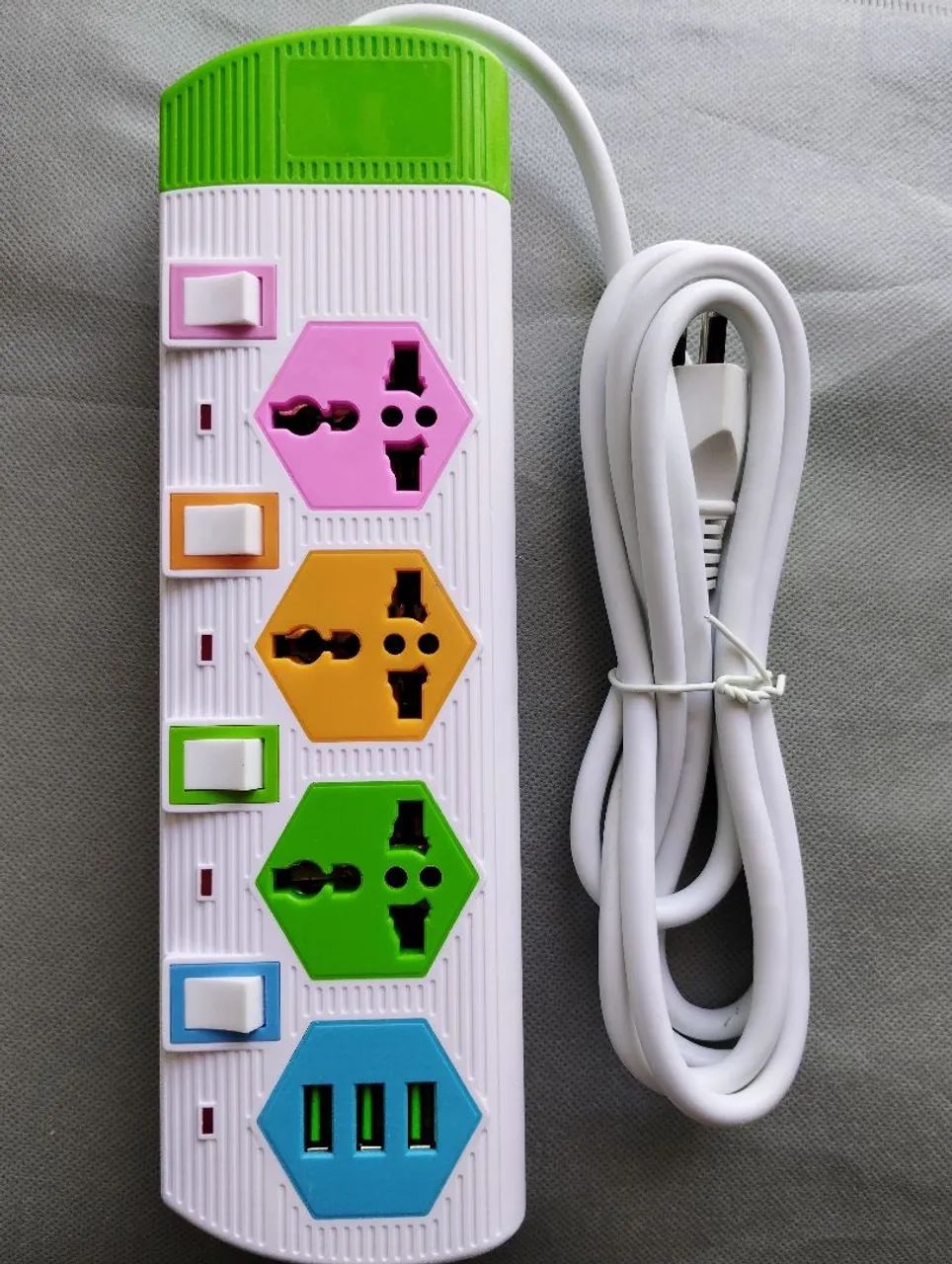 Extensão de tomada com plugs europeu e 3 USB-A