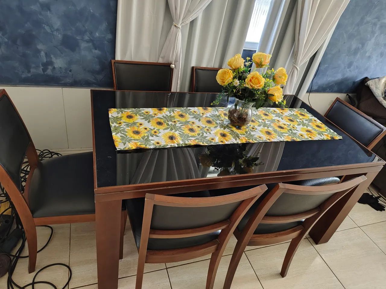 Mesa com 6 cadeiras madeira maciça nobre