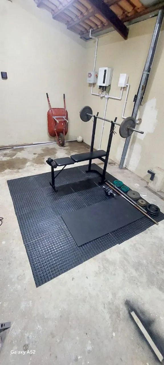 Equipamentos de academia e musculação.