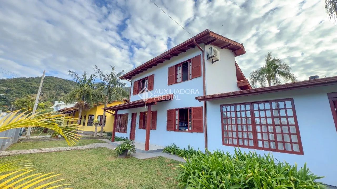 Casa Exclusiva no Ribeirão da Ilha com 630 m² de Terreno e Suíte