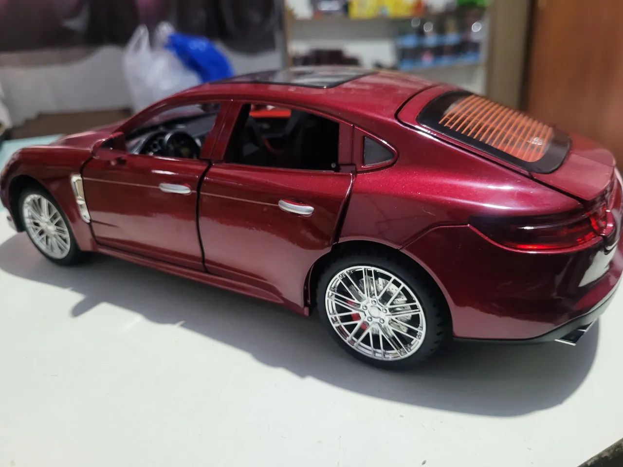 Miniatura Porsche Panamera 1/18 - Foto 2