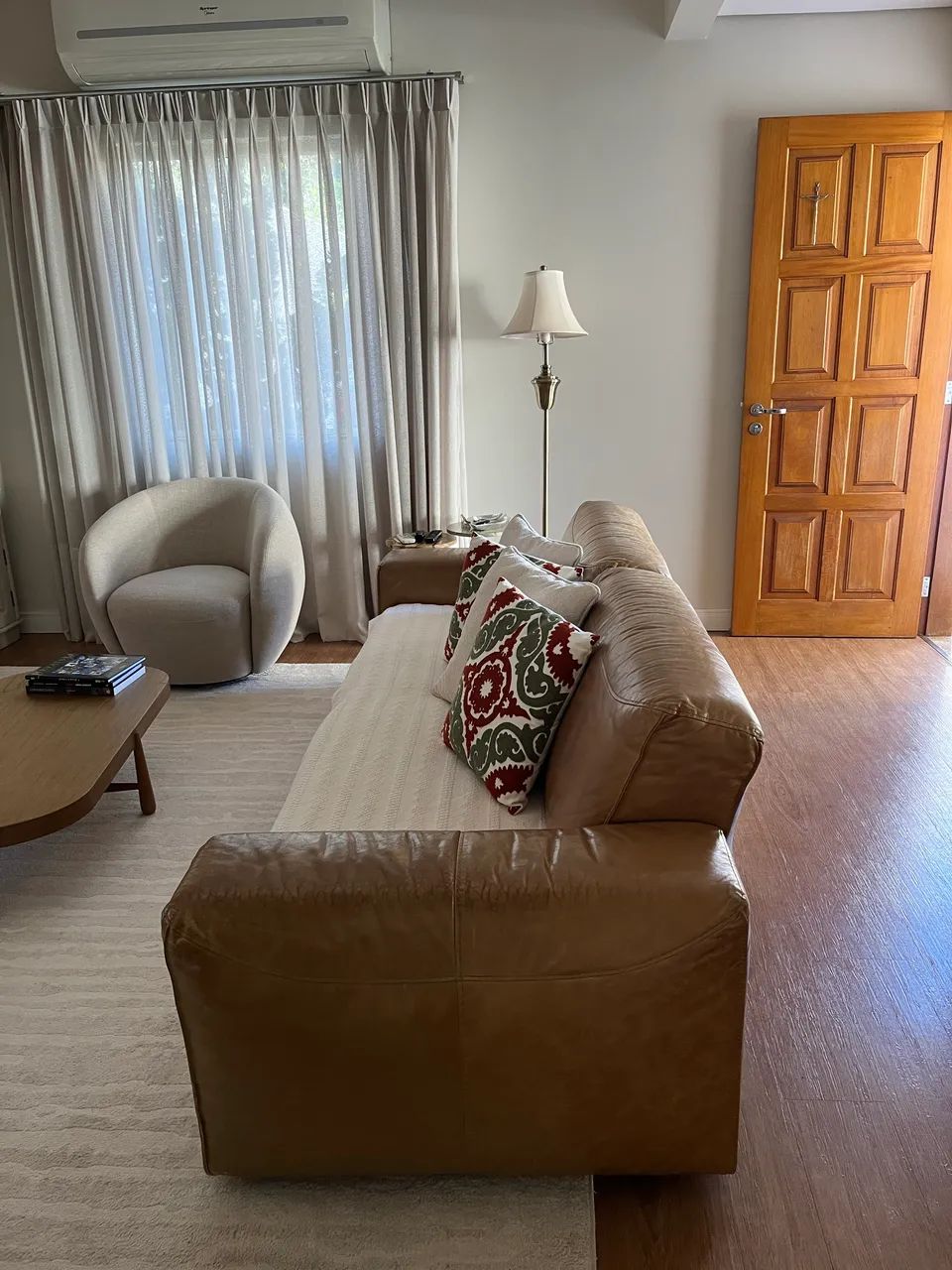 Lindo sofá de couro - Foto 4