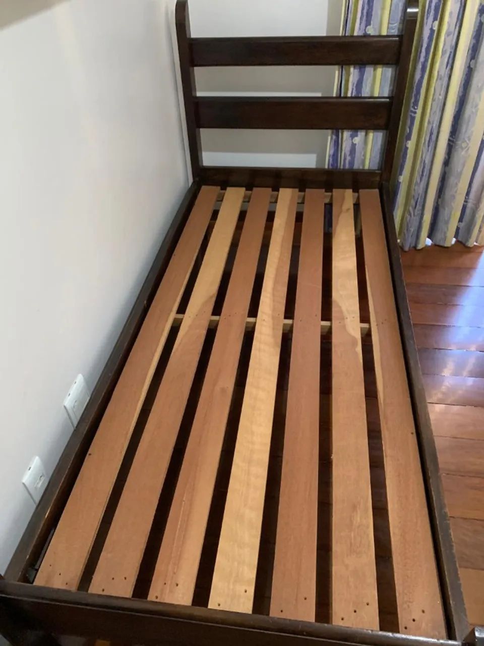 CAMA DE SOLTEIRO EM MADEIRA MACIÇA - Foto 2
