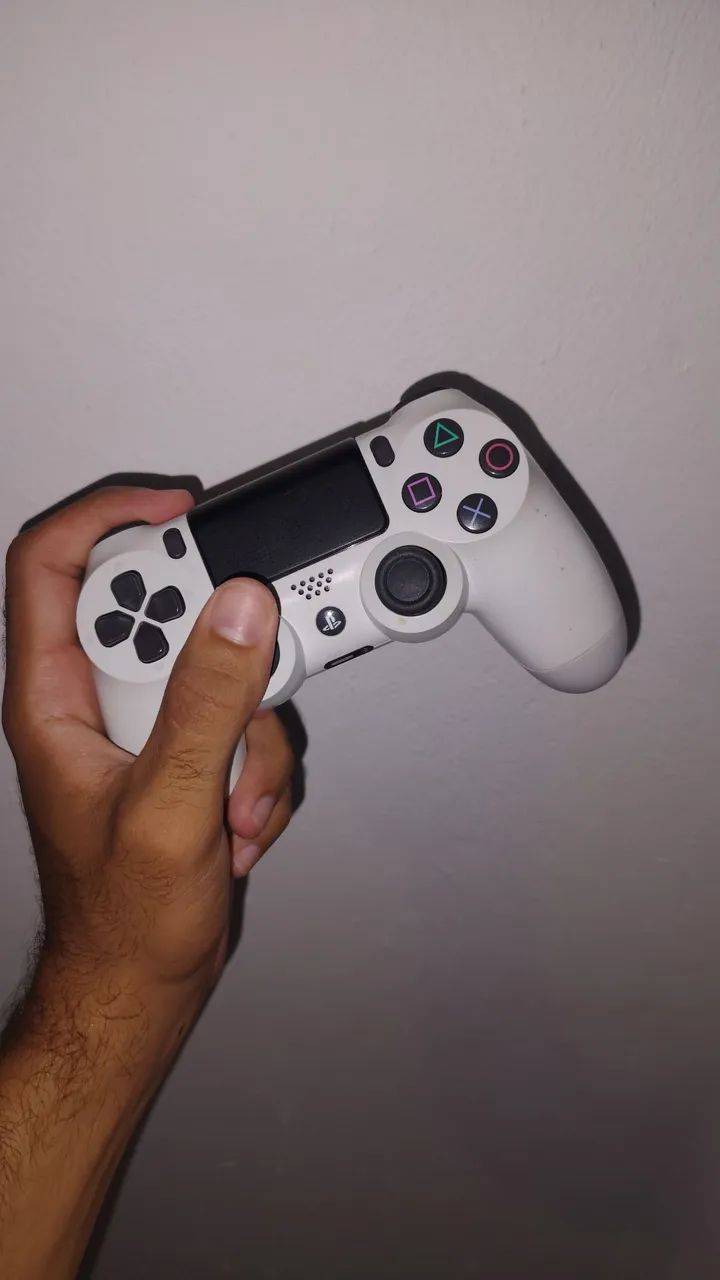 Controle PS4 comservadíssimo.
