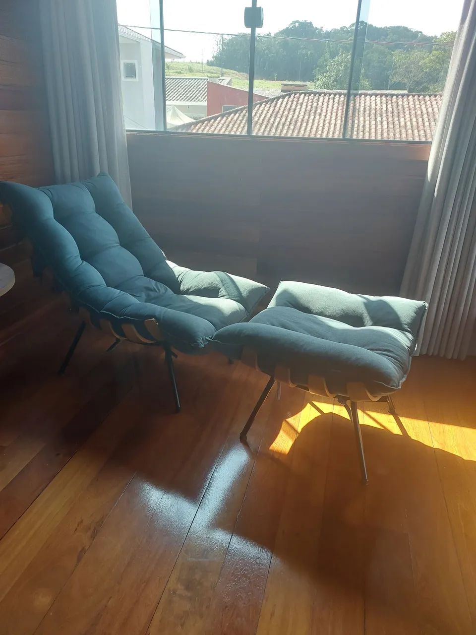 Poltrona com Puff modelo Costela, confortável