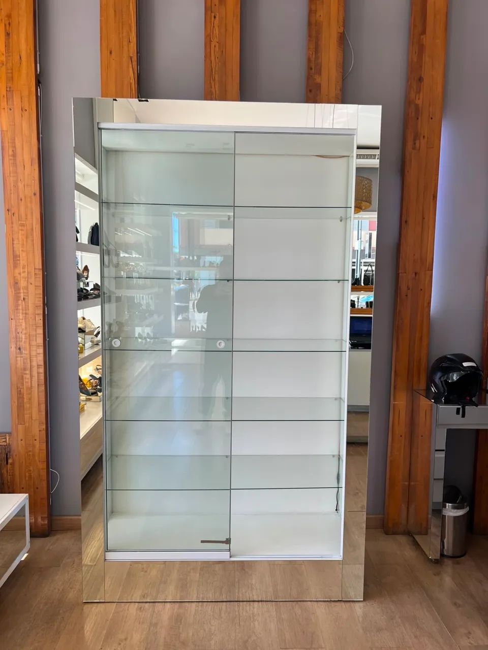 Cristaleira disponível para venda! 