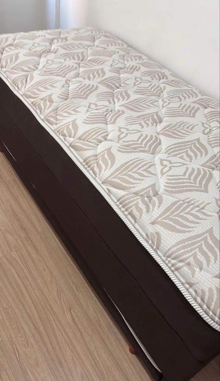 Cama de solteiro com baú e auxiliar 